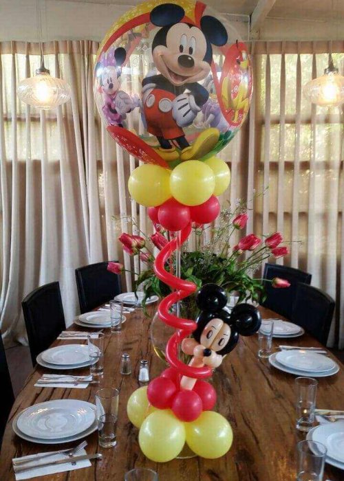 בלונים על שולחן לברית