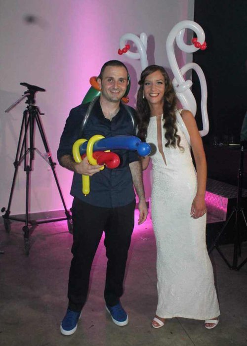חתן וכלה עם בלונים