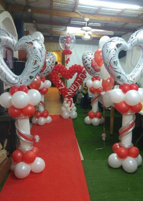 עיצוב בלונים להצעת נישואין בצורת לב