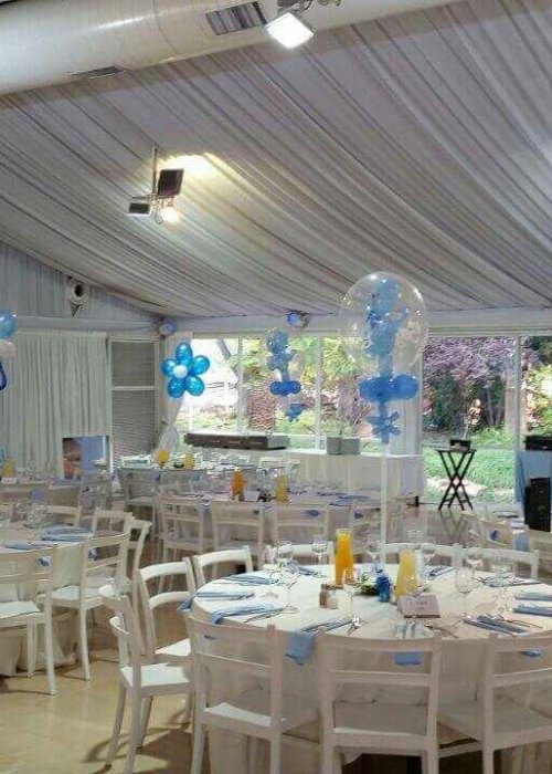 בלונים על שולחנות לברית