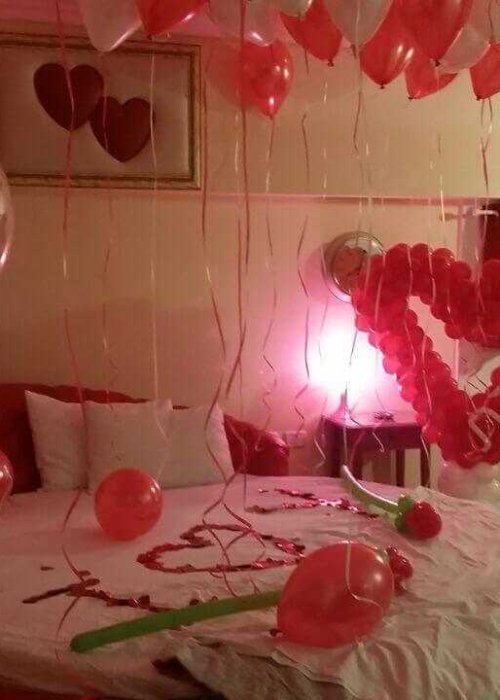 סידור בלונים רומנטיים על המיטה