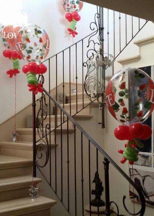 סידור בלונים על חדר מדרגות