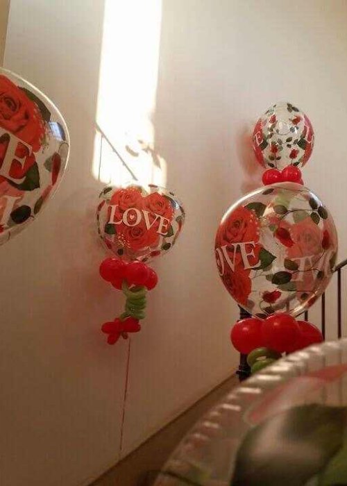 סידורי בלונים על מעקה מדרגות