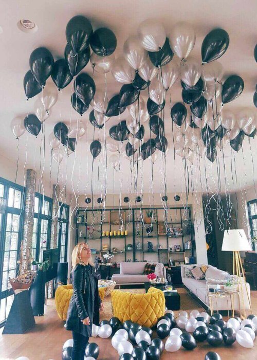 סידור בלונים שחורים וכסופים