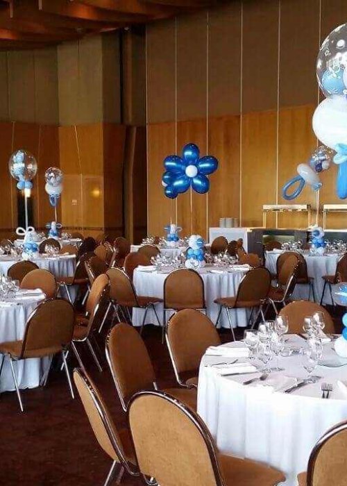 סידורי בלונים כחולים לשולחן