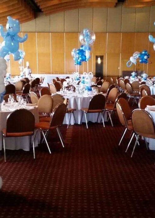 בלונים מסודרים על שולחן לברית