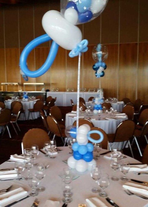 בלונים מסודרים על שולחן לברית