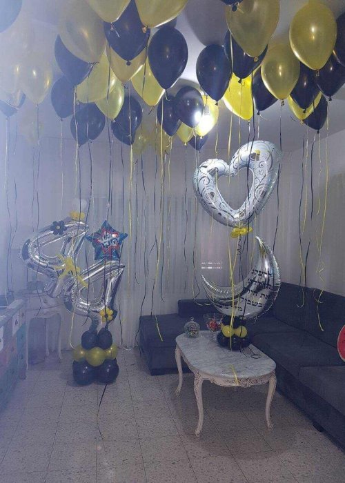 סידור בלונים שחור וצהוב