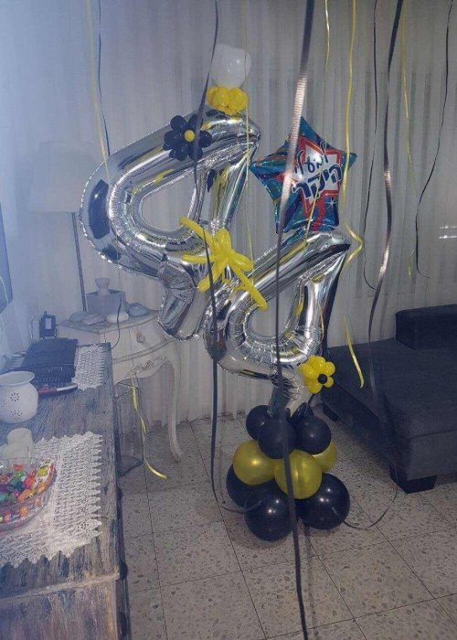 סידור בלונים שחור וצהוב עם מספרים 44