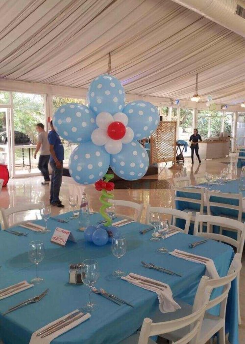 בלונים בצבע כחול בצורת פרח לברית