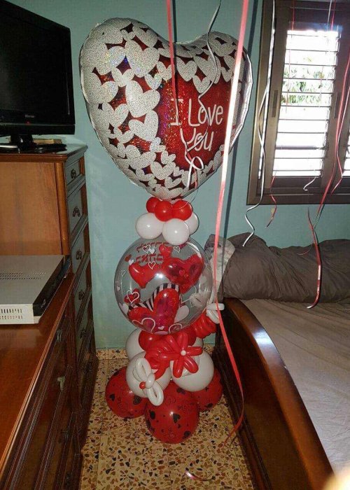 סטנד בלונים מעוצבים עם לב לבן