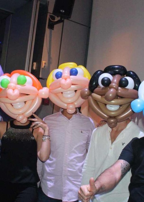 חוגגים עם בלונים כמסכות