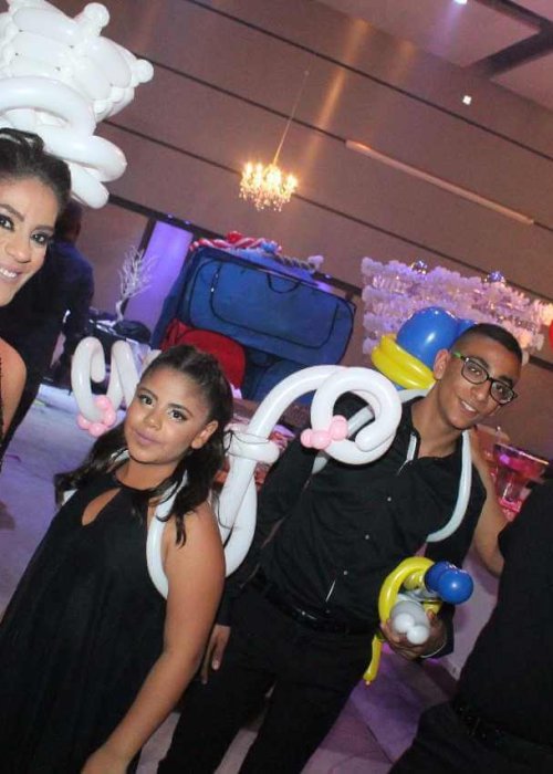 מוזמנים חוגגים עם בלונים