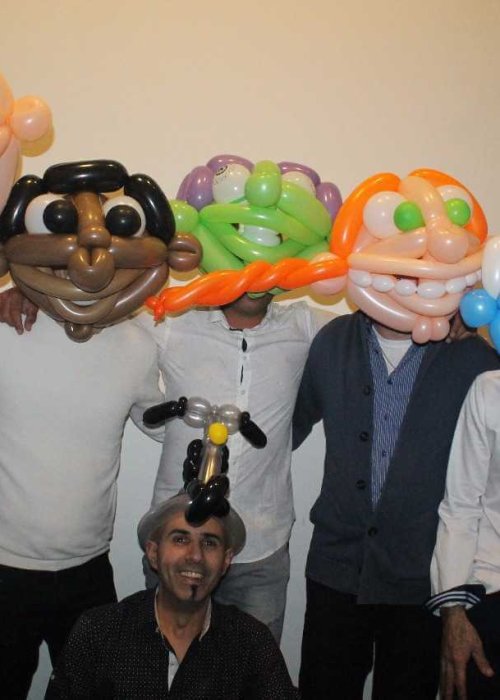 חוגגים עם מסכת בלונים