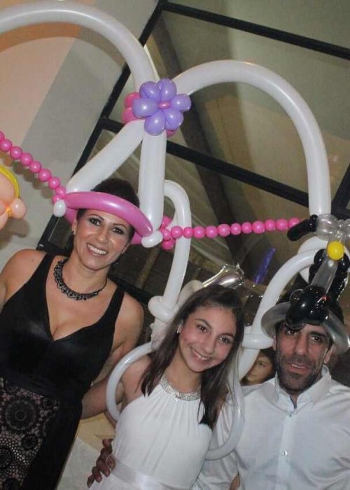 חתן כלה ומוזמנים עם בלונים