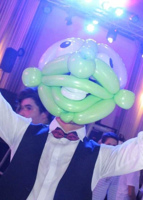 חתן עם מסכה מבלונים