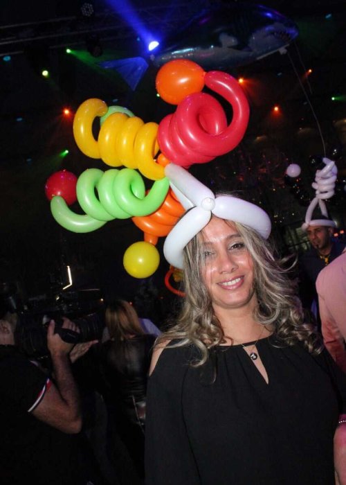 חוגגת עם כובע בלונים