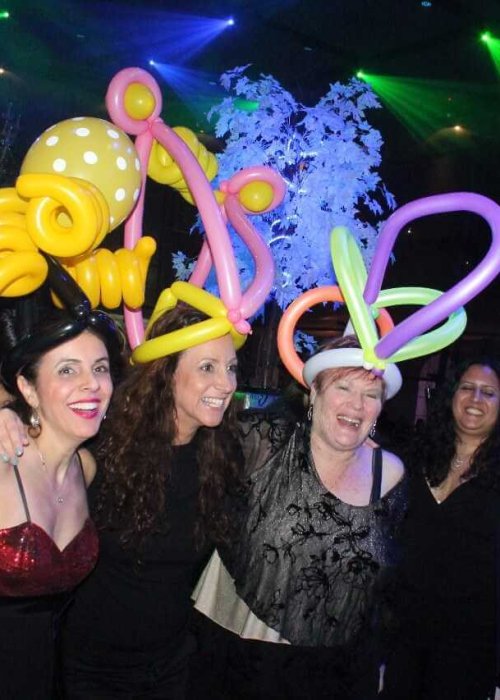 חוגגים עם כובע בלונים