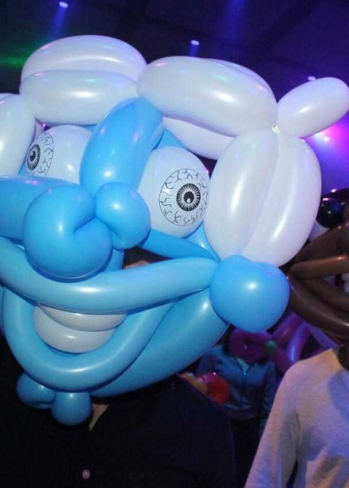 חוגגים עם מסכת בלונים