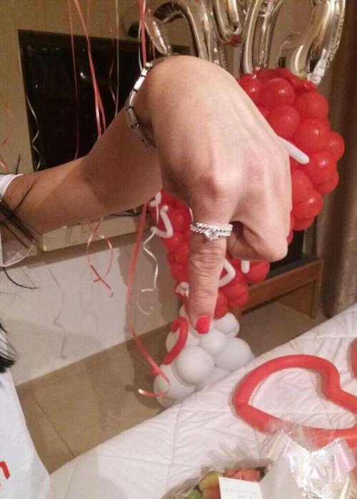 עיצוב בלונים בצורת לב אדום