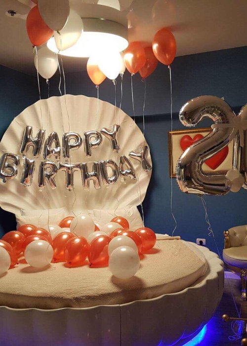 עיצוב בלונים לבנים ואדומים