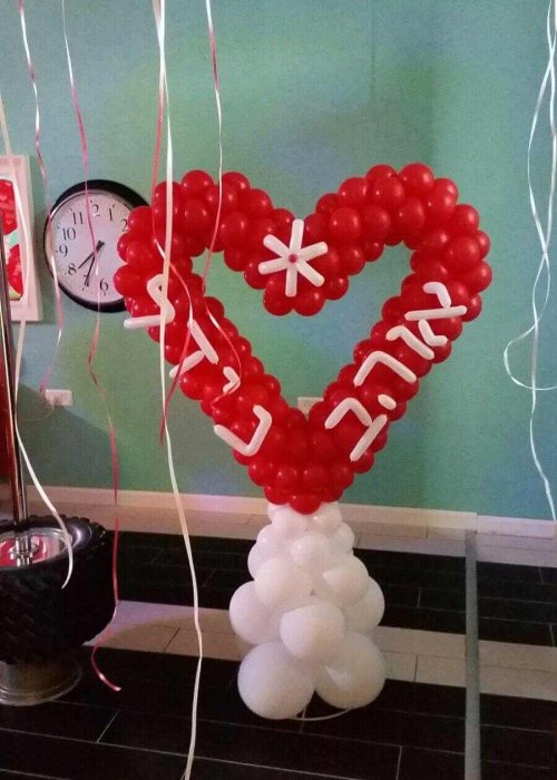 סידורי בלונים בצורת לב אדום ובלונים לבנים