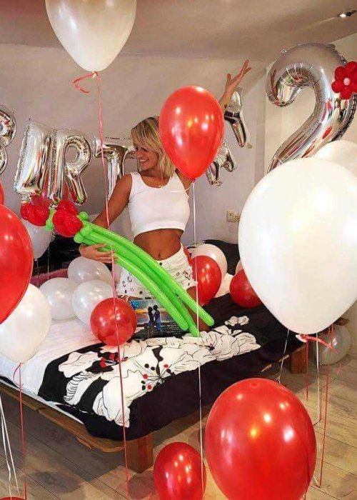 סידור בלונים בחדר עם בלונים אדומים ולבנים