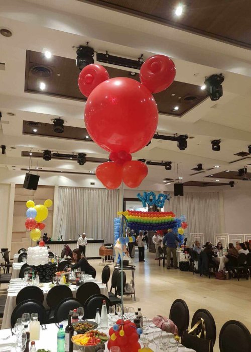 בלונים בצבע אדום לברית