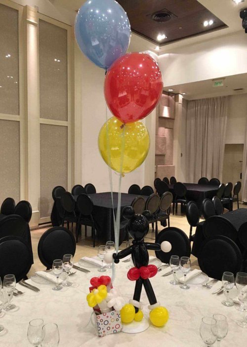 בלונים בצבע אדום צהוב וכחול לברית