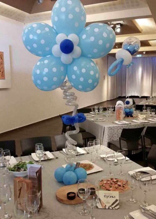 בלונים בצבע תכלת לברית