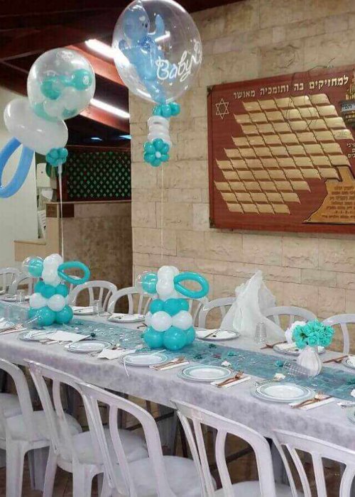 שולחנות באירוע ברית עם סידורי בלונים