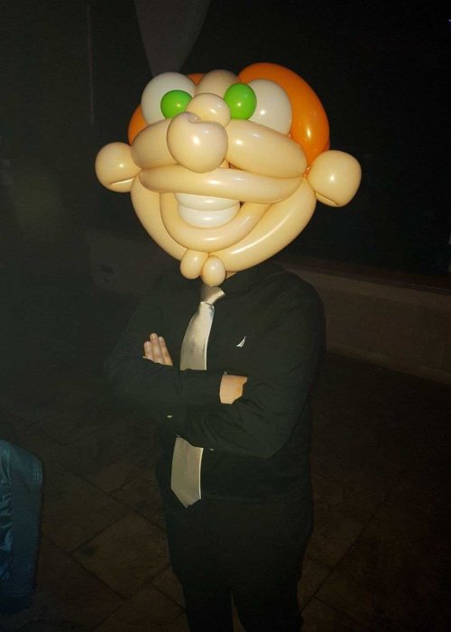 חוגג עם מסכת בלונים