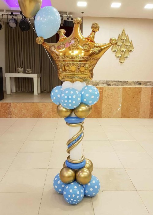 עמוד בלונים עם כתר לברית