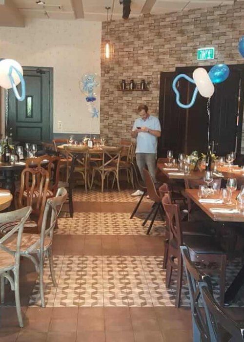 שולחנות בברית עם עיצובי בלונים