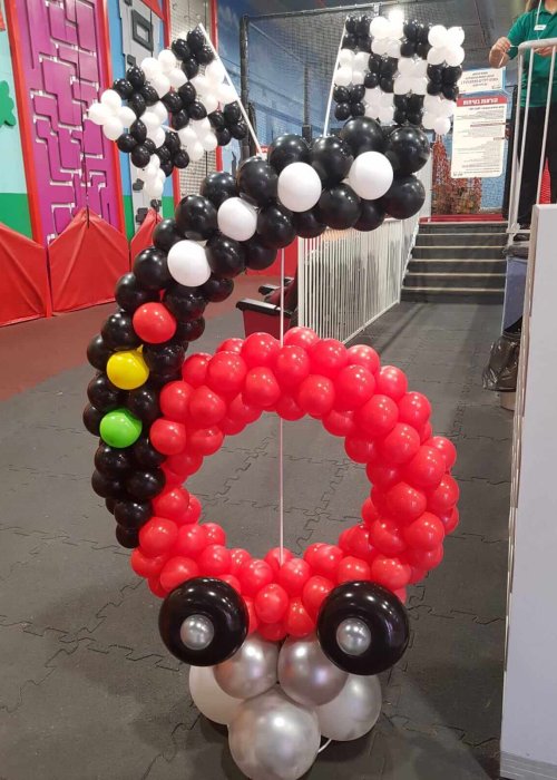 סידור בלונים ליום הולדת 6 בצורת מירוץ מכוניות