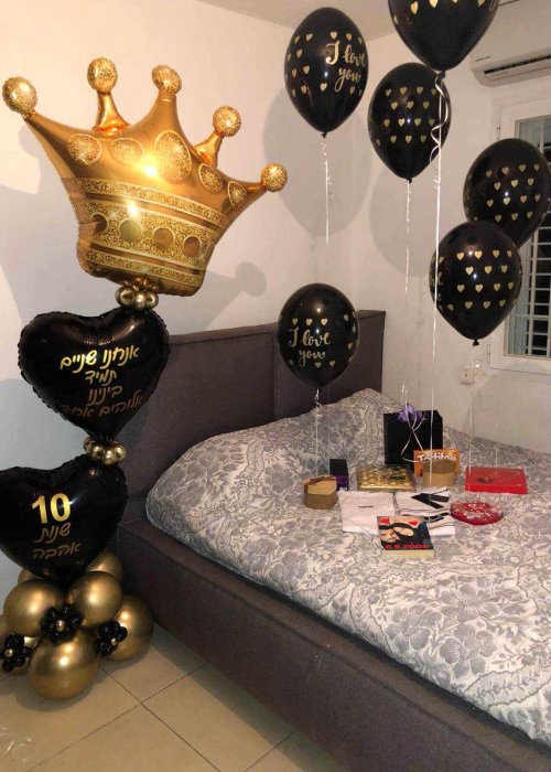 סידורי בלונים לגבר עם בלוני לב שחורים וכתר זהוב