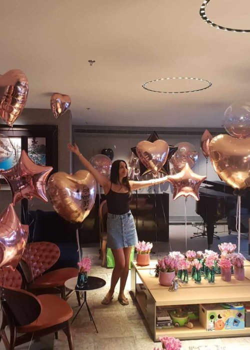 סידור בלונים בסלון