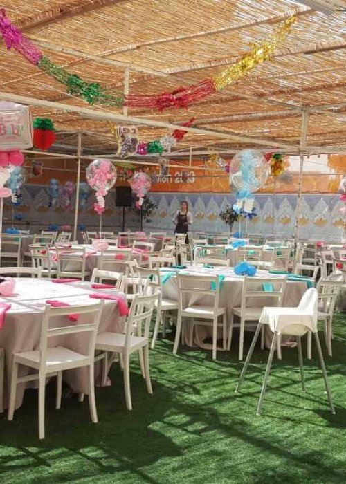 שולחנות עם עיצוב בלונים לברית