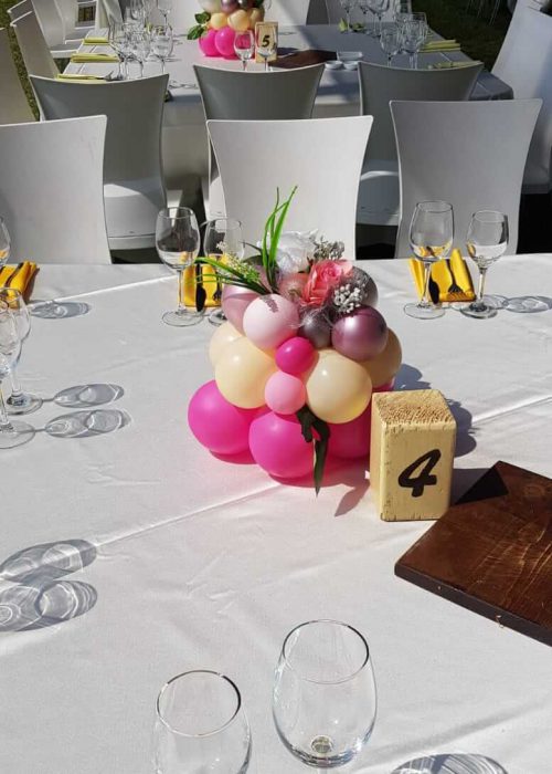 סידורי בלונים על שולחן בחתונה