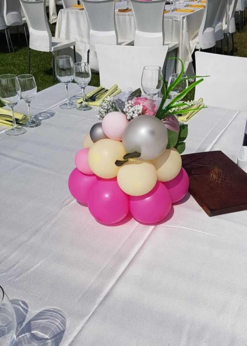 סידורי בלונים על שולחן לחתונה