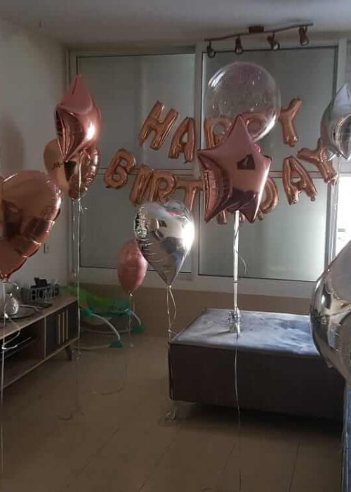 בלונים בסלון