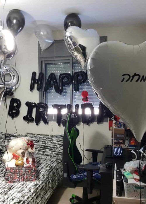 בלונים עם הקדשה בצורת לב