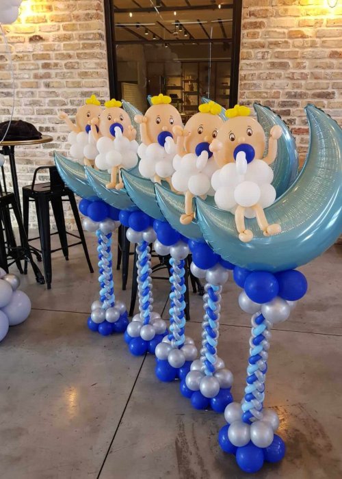 עמודי בלונים מעוצבים כמו תינוקות לברית