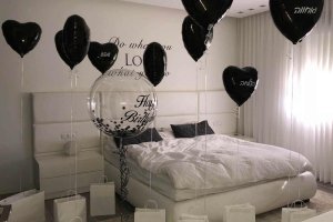 סידור בלונים אלגנטי ליום הולדת בצבע שחור