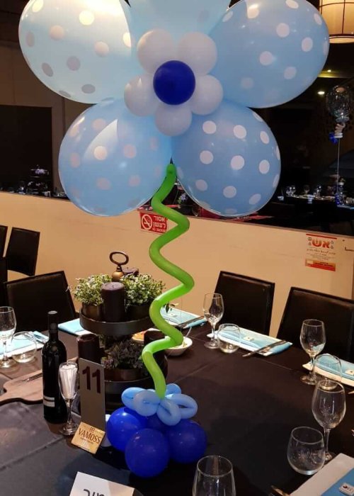 פרח תכלת מעוצב מבלונים לברית
