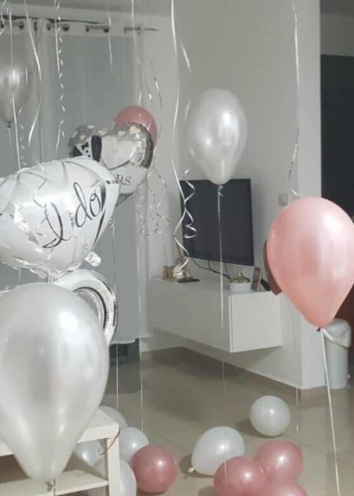 סידור בלונים בסלון