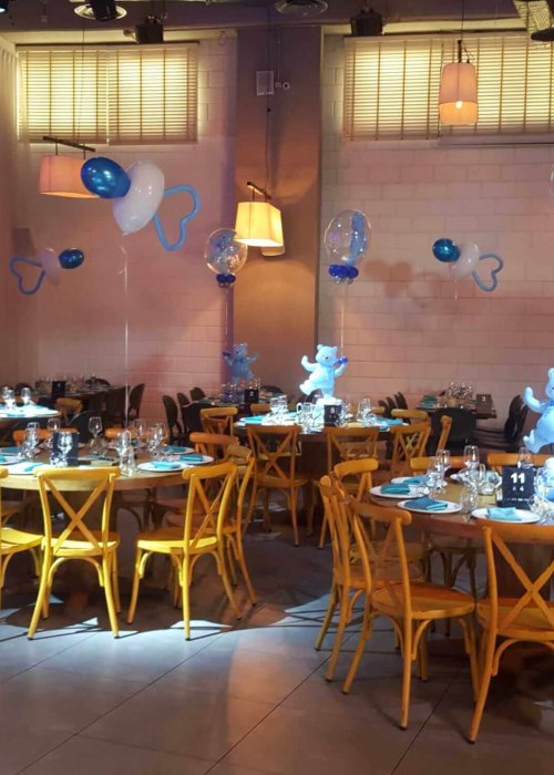 שולחנות עם עיצוב בלונים עבור ברית