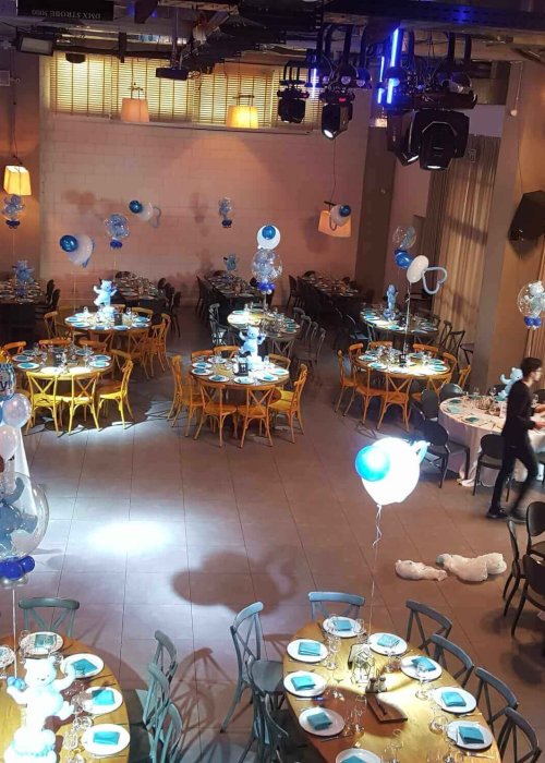 שולחנות עם עיצוב בלונים לברית