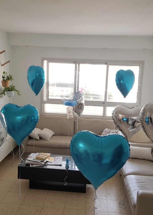 סידור בלונים בסלון בצורת לב כחול וכסוף לגבר
