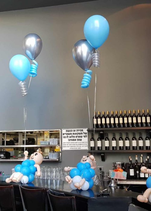 בלונים בצבע כחול לברית